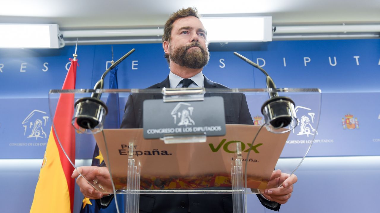 Carles Puigdemont dando un discurso.Espinosa de los Monteros durante su despedida en el Congreso de los Diputados.