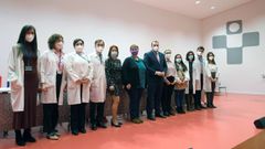 El presidente del Principado de Asturias, Adrin Barbn, posa con el equipo mdico del HUCA tras la clausura de la jornada de presentacin de la Unidad de Cuidados Crnicos Complejos y Paliativos Peditricos del HUCA