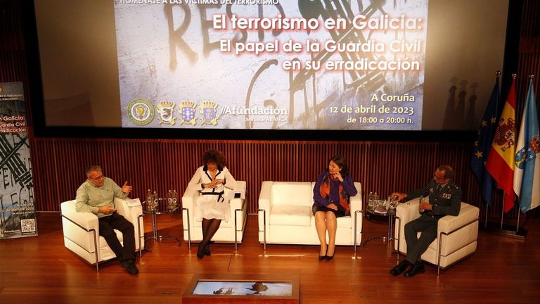 El documentalista Manuel Aguilar; la periodista y víctima de los Grapo, Mayte Cabezas; la directora general de Apoyo a Víctimas del Terrorismo, Montserrat Torija, y el teniente coronel Carlos de Miguel.