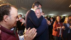 Rueda, abrazado por el alcalde de A Estrada, tras presentar su candidatura a presidir el PP gallego.