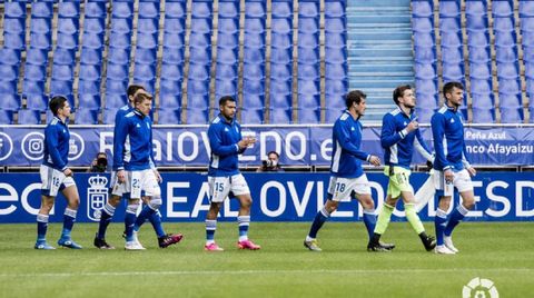 Los jugadores del Oviedo saltan al campo antes del partido ante el Mirands