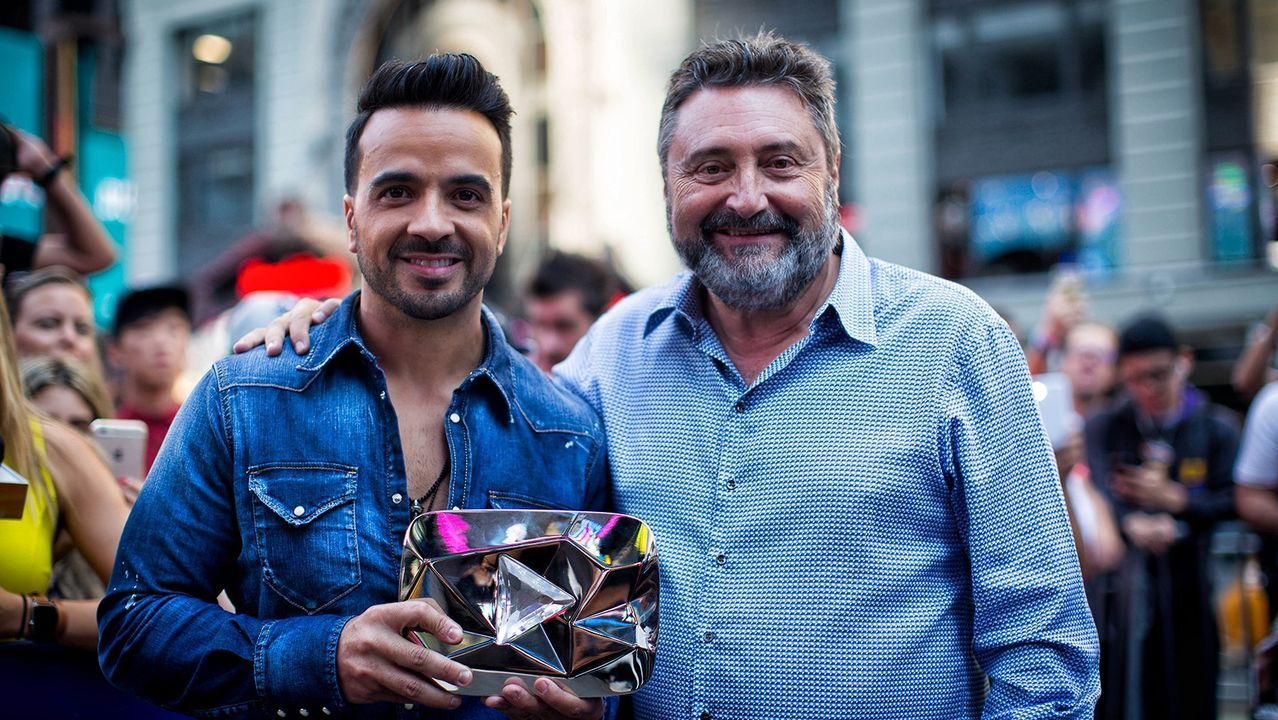 Las imágenes del acto de despedida del buque logístico australiano.LUIS FONSI CON JESUS LÓPEZ, DIRECTOR DE UNIVERSAL MUSIC LATIN
