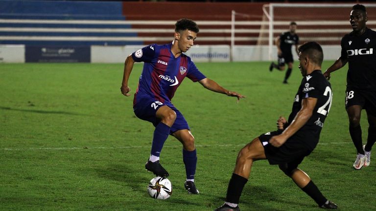 Mario Sesè, con el balón, en un partido con el Alzira