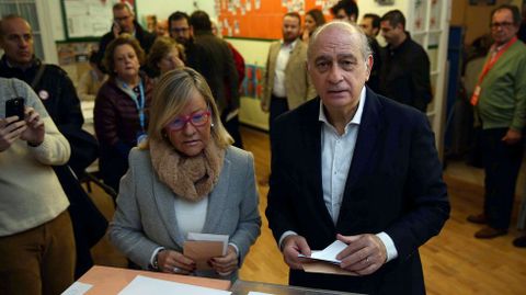 El ministro del interior y cabeza de lista por el PPC, Jorge Fernndez Daz, acompaado de su esposa, vota en al Escuela Augusta de Barcelona.