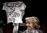 Una disidente cubana muestra su rechazo al rgimen castrista en el acto en Madrid de las Damas de Blanco, al que asisti Aguirre.