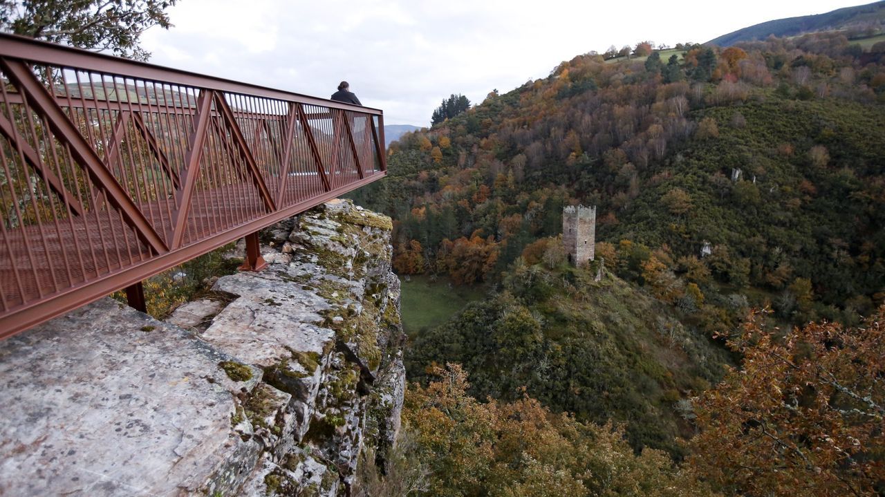 Los miradores con las mejores vistas de la provincia de Lugo.Participantes en un recorrido de presentacin de las rutas pasan junto a una antigua alvariza 