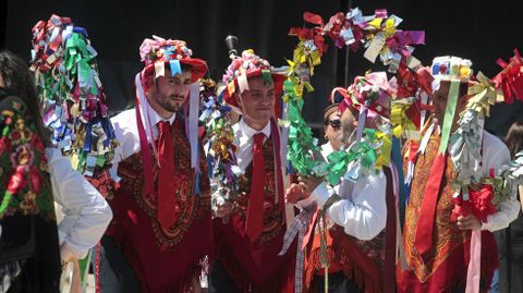 Los cuatro danzantes de este ao en A Cervela, ataviados como siempre, con camisa blanca, corbata y pauelo rojos, pantalones azules, sombreros con cintas y arcos de flores