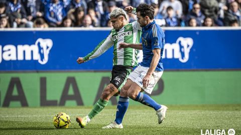 Cucho Hern�ndez y Lucas Ahijado, durante el Oviedo-Betis