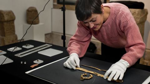 Ana Martínez Arenaz, técnica del Museo Arqueolóxico en el castillo de San Antón, muestra las tres piezas del Tesoro de Elviña excavadas en 1953