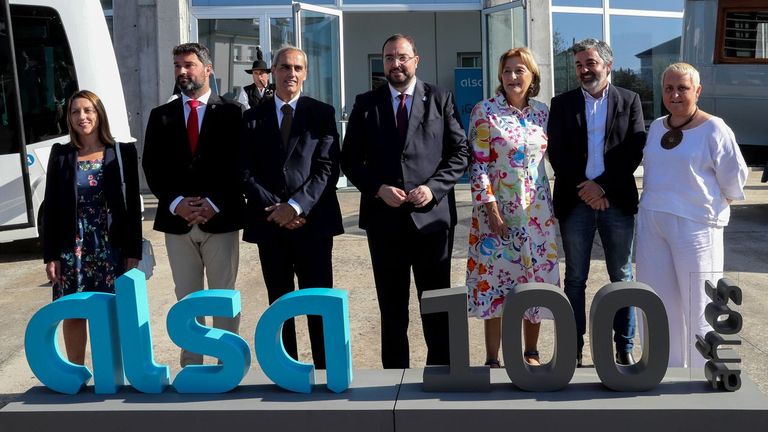 El presidente del Principado, Adrián Barbón (c), el presidente de Alsa, Jacobo Cosmen (3i), la delegada del Gobierno en Asturias, Delia Losa (3d), y el consejero de Medio Rural, Alejandro Calvo (2d), posan antes del acto con el que se ha clausurado en Asturias la programación que durante los últimos meses Autobuses de Luarca S.A. (Alsa)