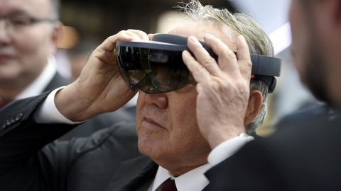 El presidente de Kazajistan visita las instalaciones de Nokia, donde ha podido probar algunas tecnologías de realidad virtual.