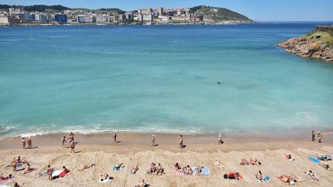 Bañistas en la playa de Riazor, en A Coruña