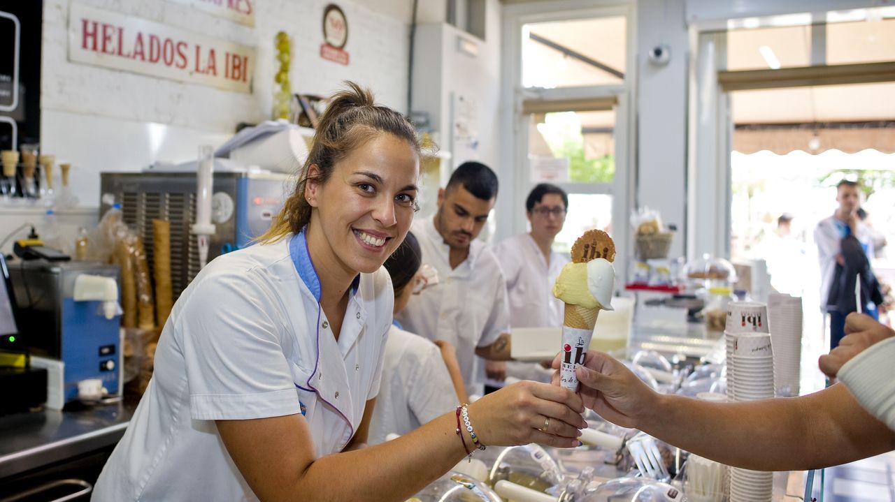 Riberia recupera los vinilos con una feria.Trabajadores de la heladera La Ibi sirven helados a sus clientes.