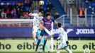Tarín y Blanco Leschuk disputan un balón durante el Eibar-Oviedo