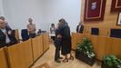 Abrazo de despedida entre la alcaldesa y el concejal Guillermo Sánchez Fojo, en el pleno de ayer
