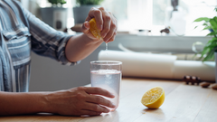 El mito de beber agua con limón al despertar no tiene fundamentos científicos que lo asocien a la pérdida de peso.