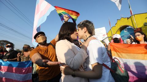  Integrantes de la comunidad LGBT participan hoy en una manifestacin afuera del parque de diversiones Six Flags, en la Ciudad de Mxico (Mxico).