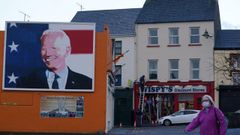 Cartel de Biden en un  muro de Ballina, pueblo irlands del rama paterna de Biden