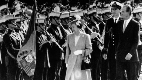 Juan Carlos I y Isabel II pasan revista a las tropas que les rindieron honores a su llegada a El  Pardo durante una visita de la reina de Inglaterra a Madrid en 1988.