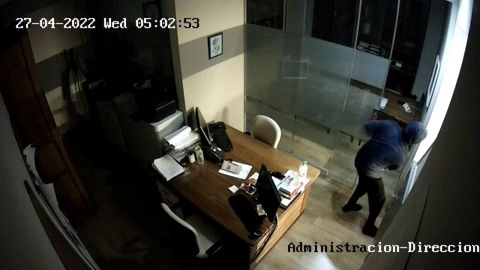 Captura del vídeo en el que se ve a uno de los ladrones asaltando una residencia de la provincia de Lugo.