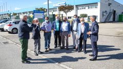 El alcalde, Manuel Lopes, le muestra el parque a los empresarios