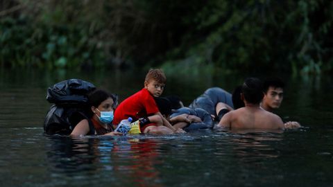 Migrantes cruzan el ro Bravo haca EE.UU.