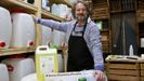 Javier Zamuz, está montando una tienda ecologista de productos de limpieza a granel (geles).