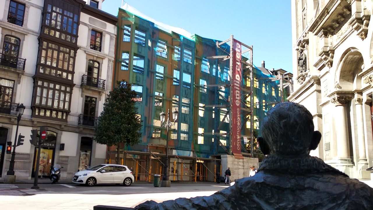 Estado actual del edificio de la calle Melquiades Álvarez de Oviedo donde se ubicará la nueva tienda de Zara