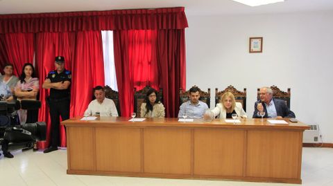 Los cinco concejales del PP de Quiroga,  liderados por José Manuel Pol (el primero por la derecha) estarán en la oposición en este nuevo mandato municipal