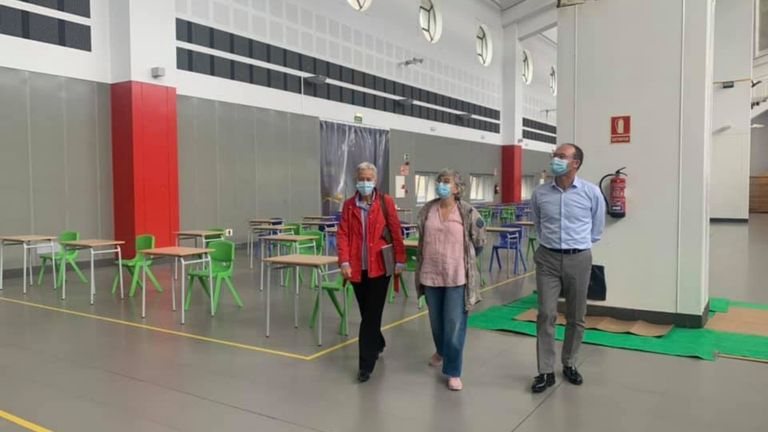La consejera de Educación, Carmen Suárez, y la alcaldesa de Gijón, Ana González, recorren la nave que albergará el futuro Centro de Innovación en FP, en Gijón, acompañadas por el director general de Enseñanzas Profesionales, Javier Cueli