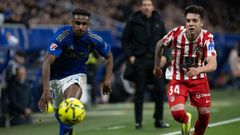 Hassan, ante Julio D�az, durante el Real Oviedo-Atl�tico de Madrid