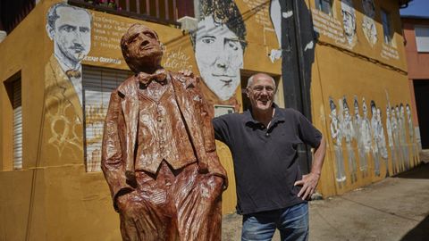 Anxo Baranga coa escultura do autor en papel mach
