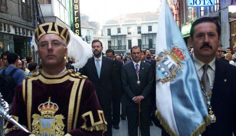 Rajoy, junto a Rafael Louzn, en la procesin de la Peregrina en el ao 2000. 