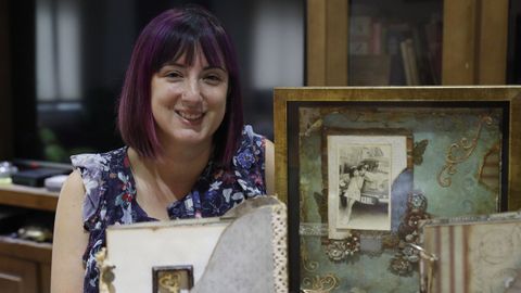 Nati, con algunas de las piezas de scrapbooking que elabora