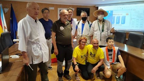 Los japoneses con el presidente de la Asociación de Amigos do Camiño Francés na comarca de Sarria, de verde, Jorge López
