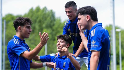 Los jugadores del cadete B del Real Oviedo celebran uno de los goles al Sporting