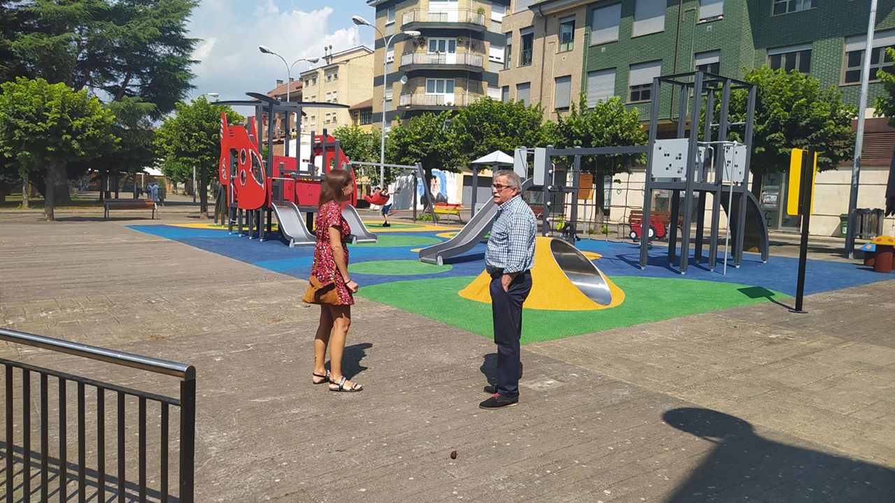 Vaso de agua horizontal.Nuevo parque infantil de Turn