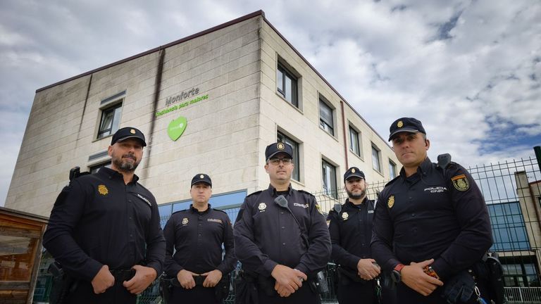 Los policías que intervinieron en el incendio de una residencia: «Cuando lo vimos en el suelo, pensamos que estaba muerto»