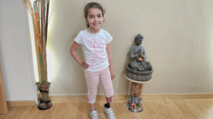 Aitana, de 7 a�os, convive con una pr�tesis despu�s de�la amputaci�n de su pierna izquierda.