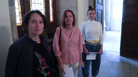 De izquierda a derecha, Carmen Iglesias (delegada sindical de la CIG), Esther Martínez (presidenta de la Fanpa de Santiago) y Nastasia Zürcher (de la Asociación Profesional de Músicos de Galicia Músicas ao Vivo), que ayer intervinieron ante el pleno