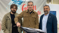 De izquierda a derecha: Juan Hernaz, ilustrador de Gijon Bonito. Basilio Castro (Pescados Basilio) y Vicente Fdez (Nortegrfico