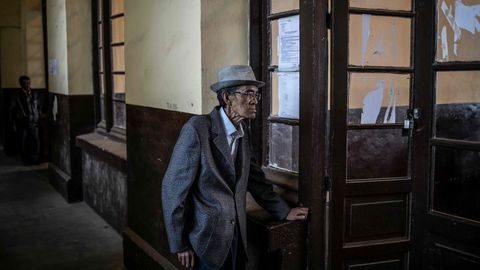 Un hombre observa a través de una ventana en un colegio electoral de Antananarivo, en Madagascar