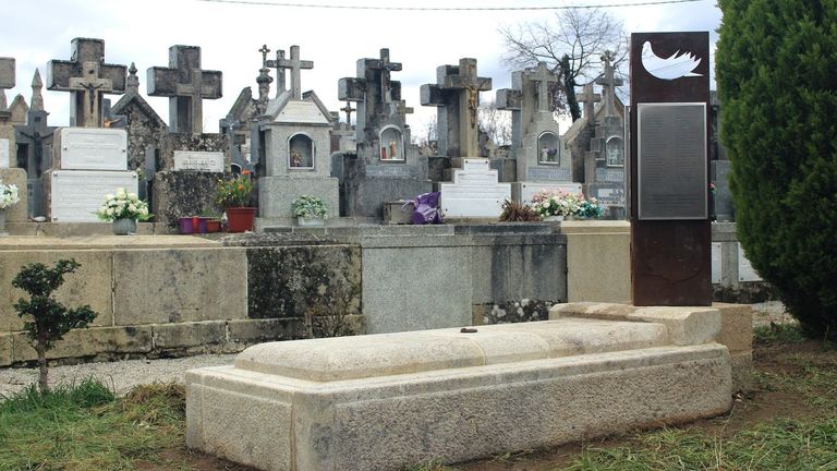 Memorial instalado en el cementerio de San Breixo en Celanova