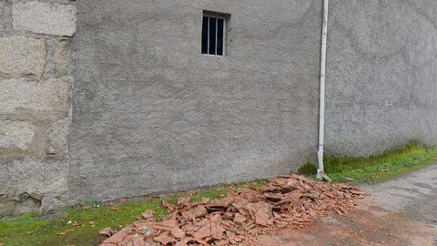 La fuerza de la explosión levantó las tejas de la cubierta de la casa donde falleció una mujer de 93 años