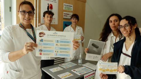 Varios profesionales sanitarios, este viernes en el Virxe Peregrina de Pontevedra, informaban a los usuarios sobre el buen uso de los antibióticos