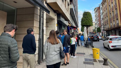 Colas en la Avenida de Coln para conseguir el viaje a Santander con la APARO