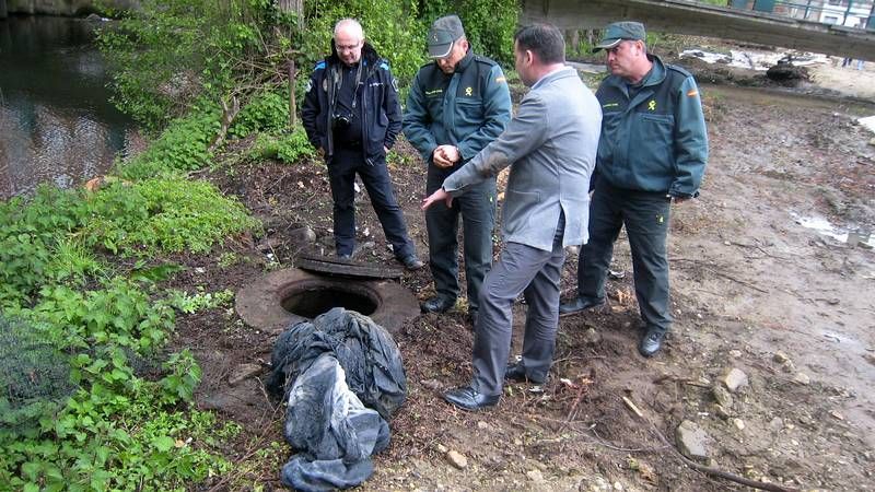 Pilar Rojo entrega el premio a los alumnos del Rosal�a.