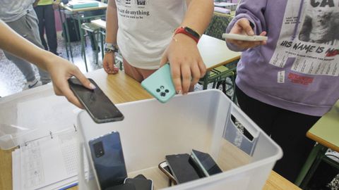 Un centenar de familias aragonesas antimóvil se suman a una iniciativa por  una adolescencia libre de 'smartphones', Aragon