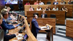 El presidente del Principado, Adrián Barbón (c), interviene en el debate sobre el estado de la región que se inició este lunes en el parlamento asturiano, en Oviedo.
