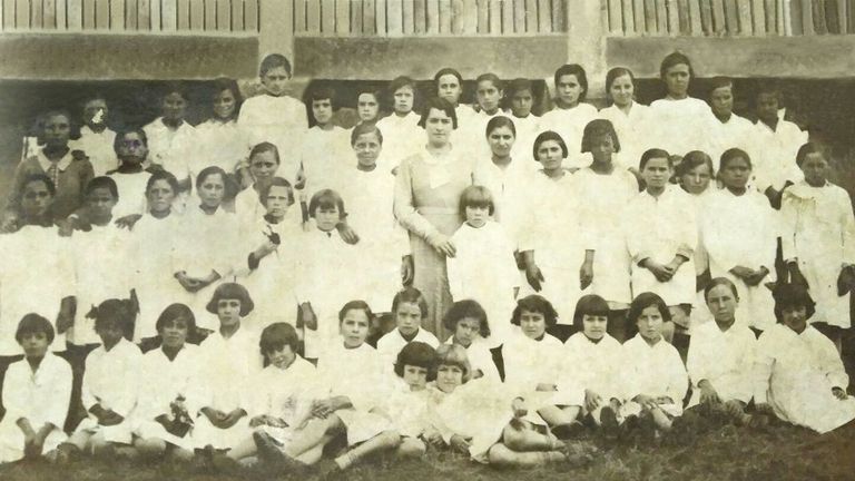 Una placa en la escuela unitaria de Carracedo para recordar a Pilar y Agustín